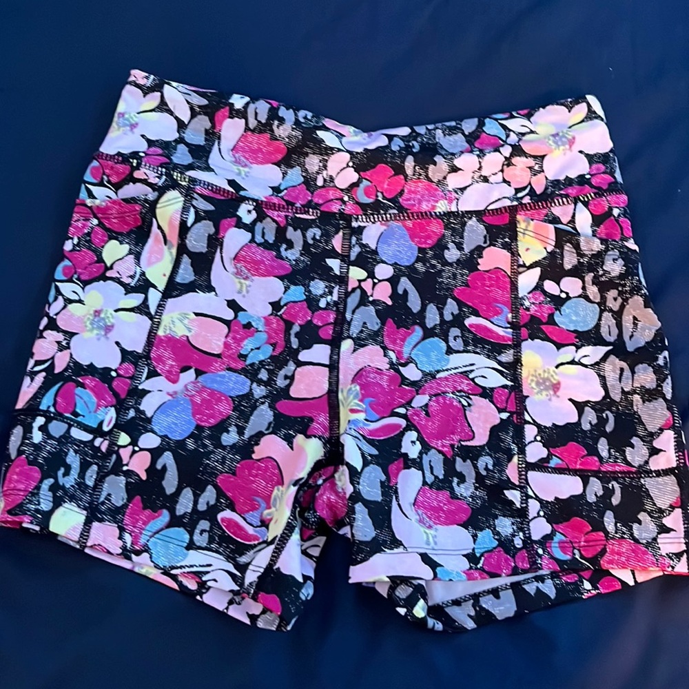 Floral Workout Shorts Size Unkown no tags (I wanna say it is a medium)